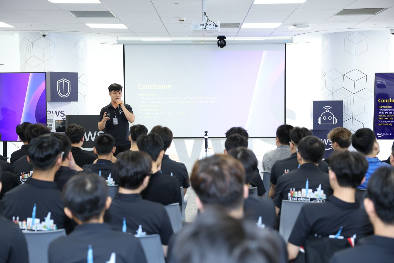 Long Hoang speaking at AWS Study Group Technical Sharing