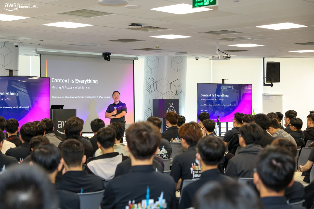 Nguyen Gia Hung giving the opening remarks about AI and the job market