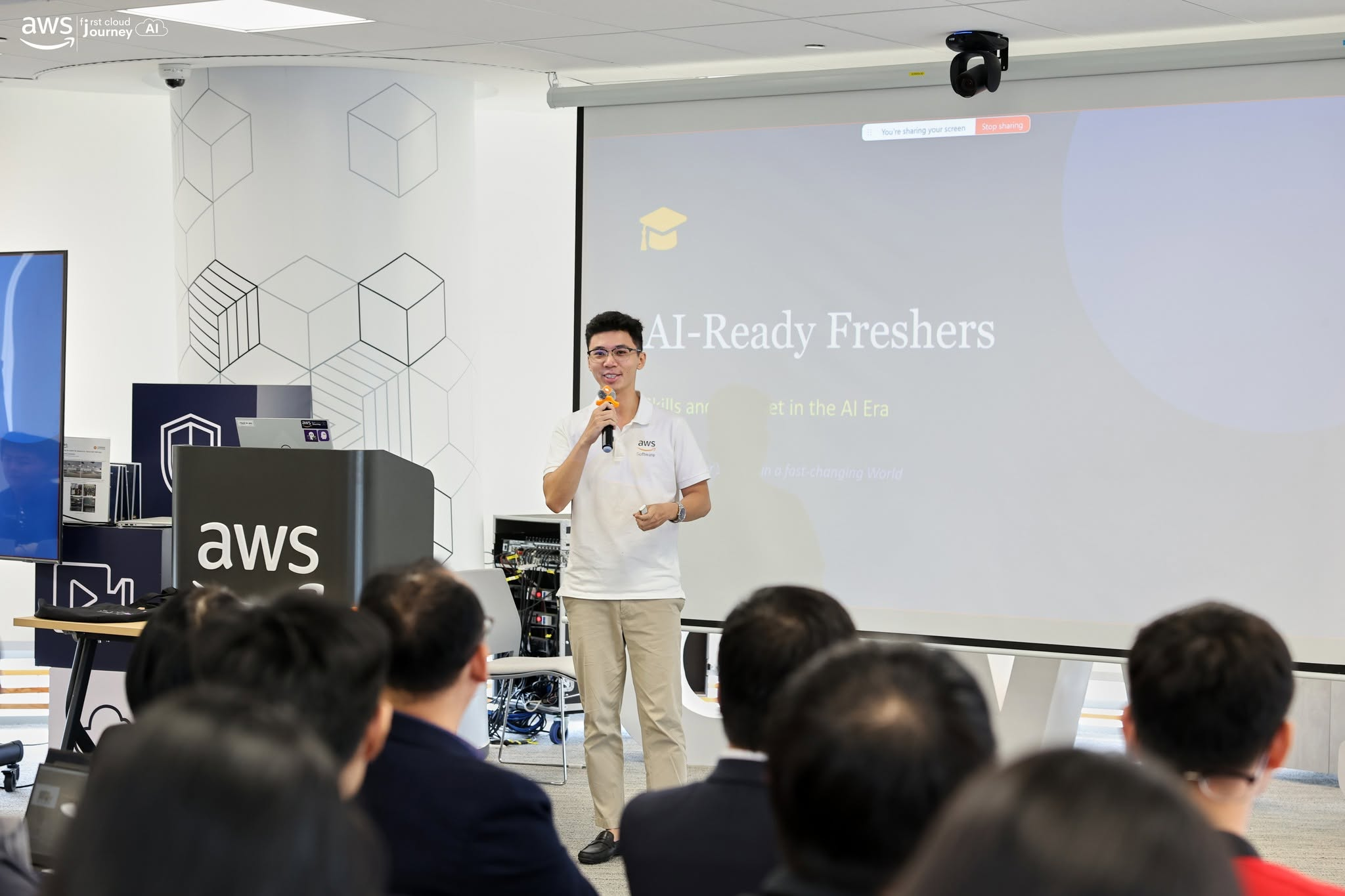 Khang Nguyen speaking about skills and mindset for freshers in the AI era