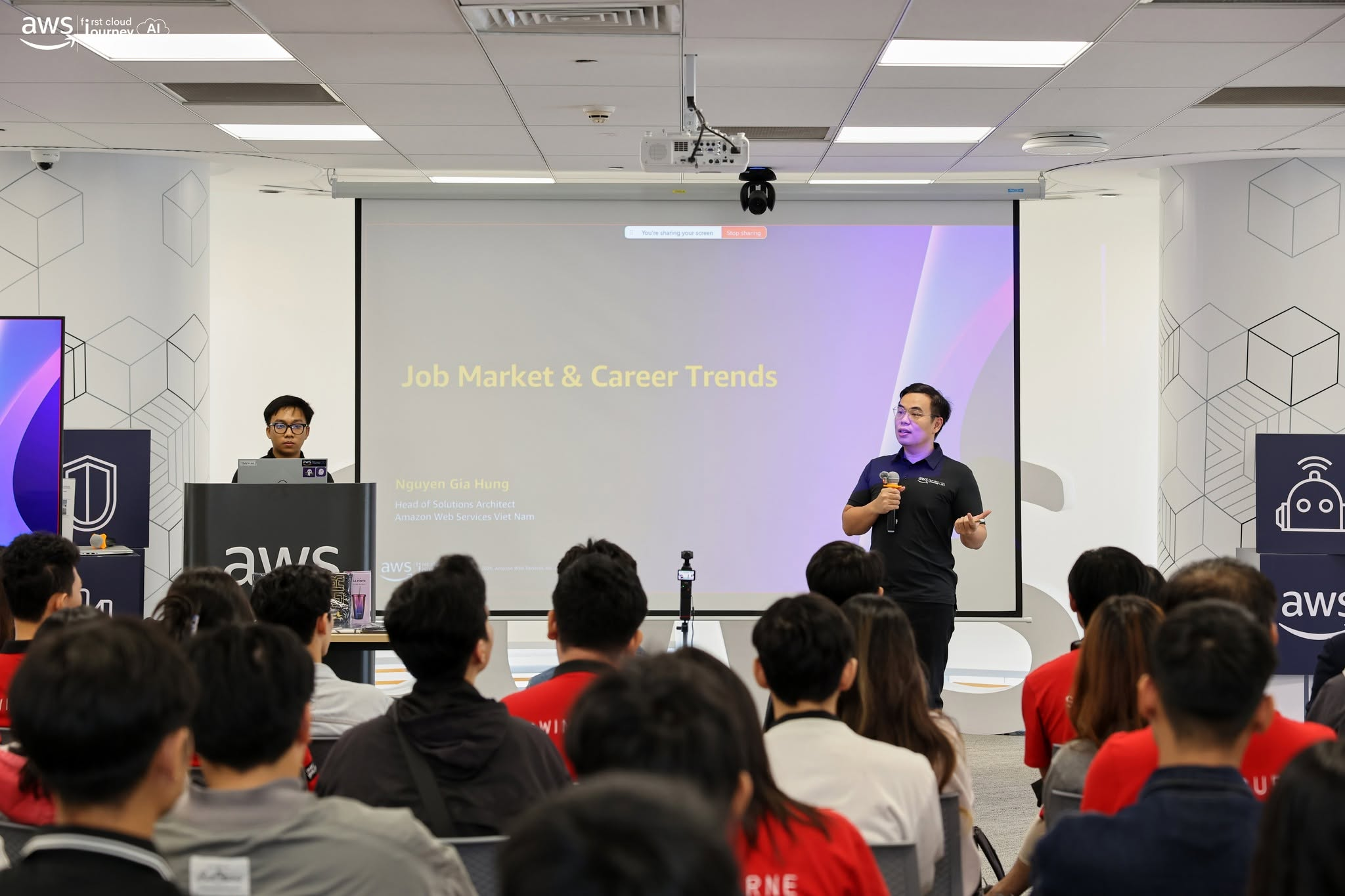 Nguyen Gia Hung speaking about the job market and career trends